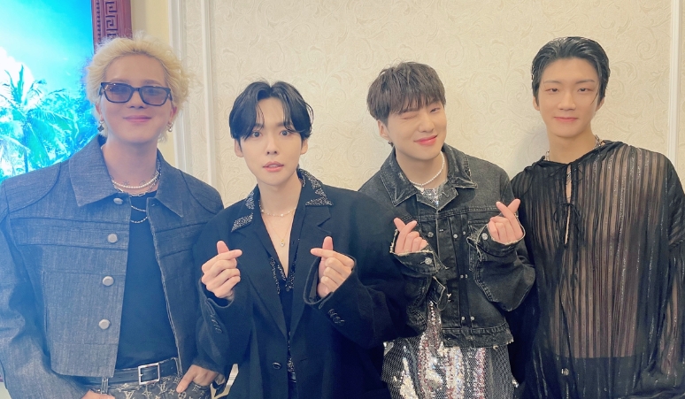winner-11th-anniversary-frame-event-selfie-time