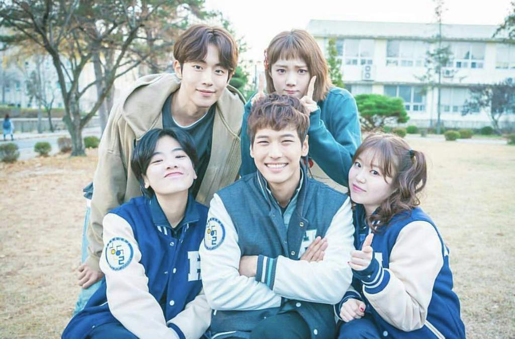 Foto-Bareng-Bestie-di-Selfie-Time-Ini-4-Ide-Pose-Squad-di-Drama-Weightlifting-Fairy-Kim-Bok-Joo