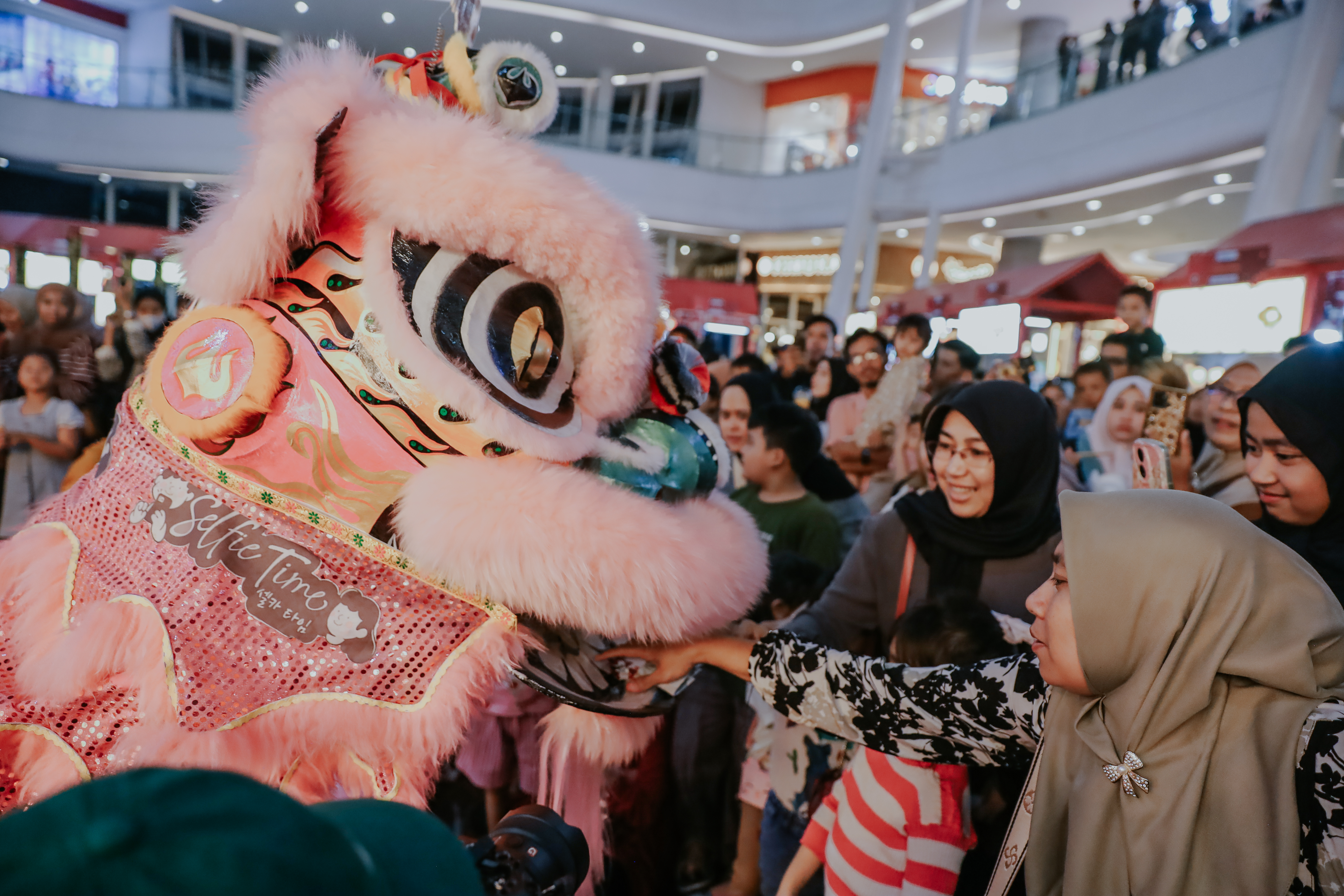 Intip-Keseruan-Acara-Selfie-Time-Lunar-New-Year-Party-di-Resinda-Park-Mall